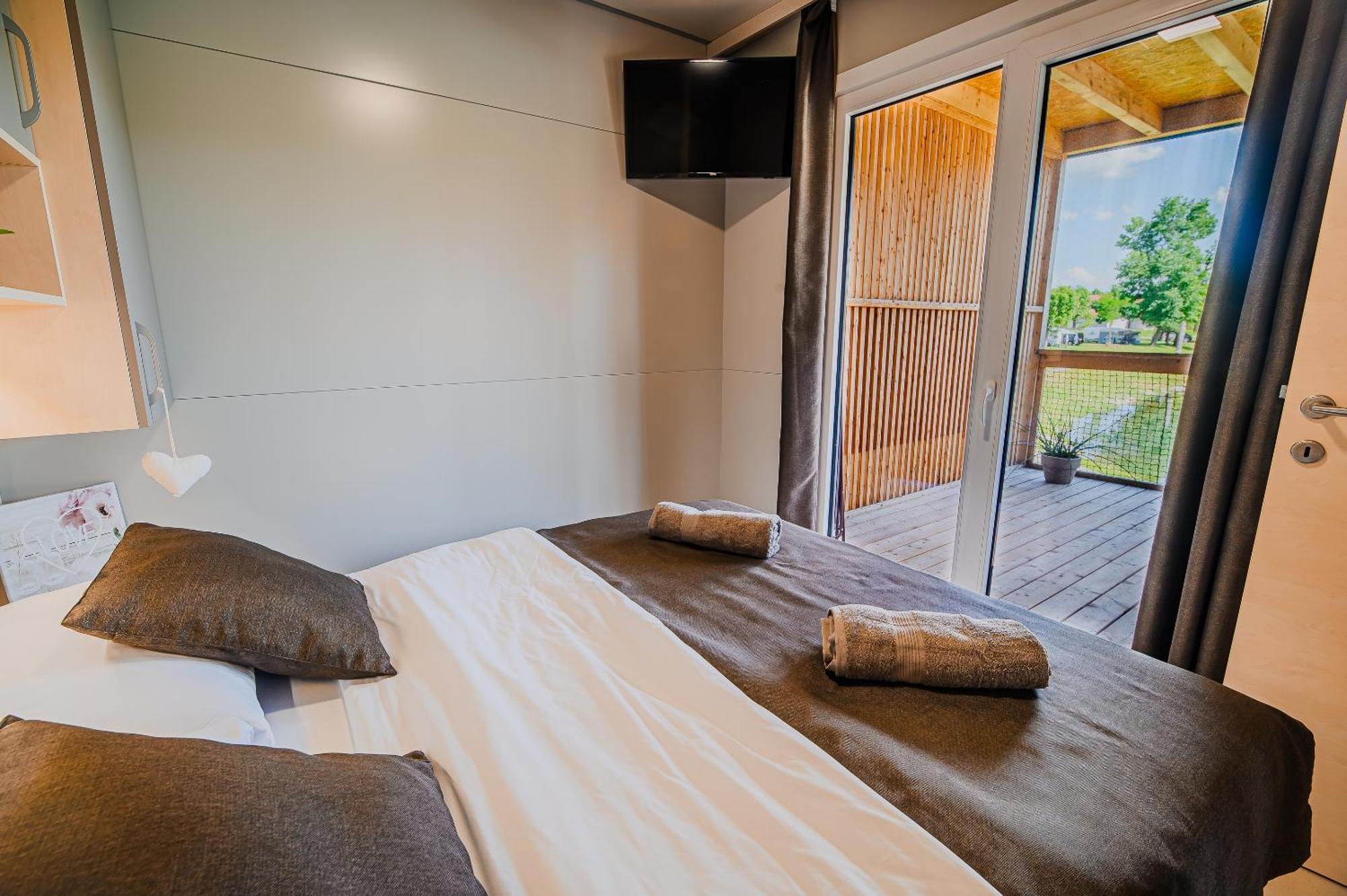 Deluxe Lake View Mobile Homes With Thermal Riviera Tickets Catez ob Savi Luaran gambar